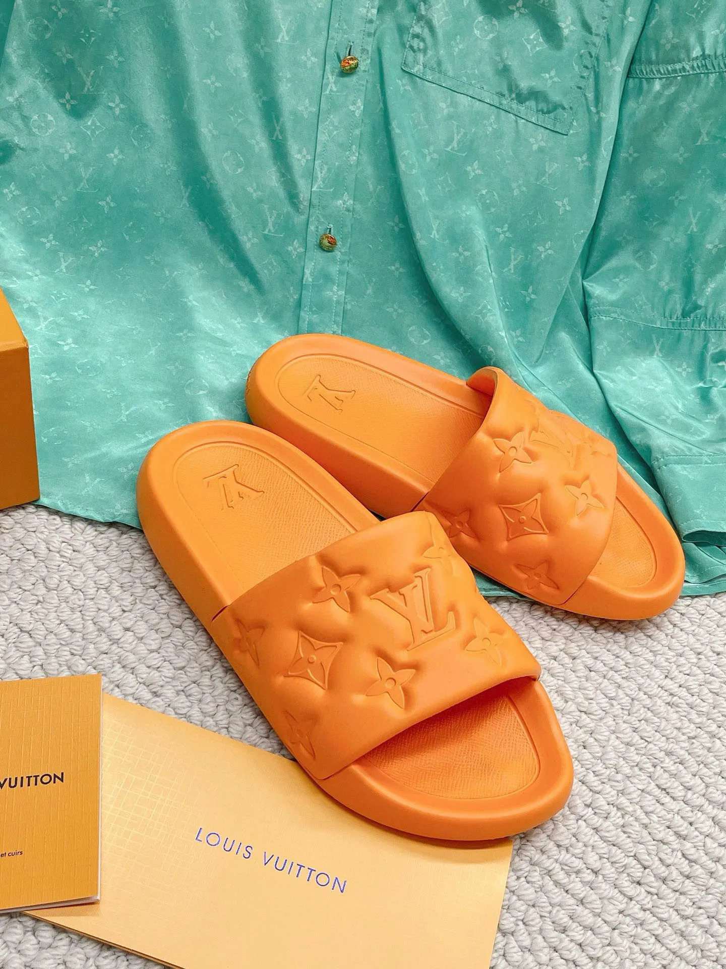 Factory price: 260💰【𝐋𝐕 Slippers】▪️Shoe size: Men's 38-45 ▪️Packaging: Counter top quality~original packaging 𝟐𝟎𝟐3 Louis Vuitton counter's new embossed slippers, L's monogram embossed slippers, Waterfront sandals are back, the upper buckle is embossed with LV's iconic Monogram pattern. Made of waterproof rubber with a comfortable and resilient insole. The lightweight, flexible outsole is embossed with the Louis Vuitton logo. ▪️Fabric: Original molded rubber foam surface ▪️Technology: embossed logo ▪️Sole: Original molded rubber foam outsole ▪️Sole thickness: 3CM.